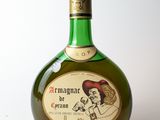 une bouteille verte sur laquelle est représentée une femme