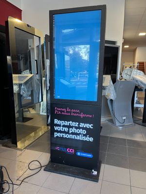 une photo d'une grande vitrine dans un magasin
