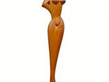 une image représentant une sculpture en bois d'une femme sur fond blanc