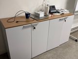 une armoire blanche sur laquelle est posé un ordinateur portable
