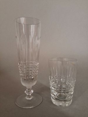 deux verres posés l'un à côté de l'autre sur une table