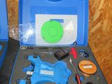 une mallette bleue contenant des outils, posée sur une table
