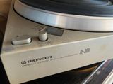 a turntable that is sitting on top of a stove