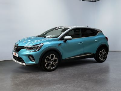 une voiture bleue garée dans une pièce aux murs blancs