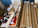 une pile de cartons posée par terre à côté d'une porte bleue