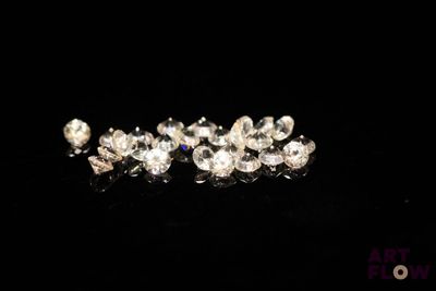 quelques diamants blancs sont posés sur une surface noire