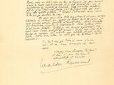 une vieille lettre manuscrite écrite par un homme qui tient un bout de papier