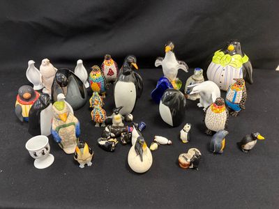 un grand nombre de figurines posées sur une table