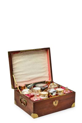 une petite boîte en bois contenant une montre