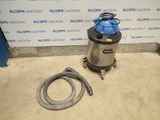 l'aspirateur est à côté d'un tuyau et d'un tuyau sur le sol
