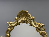un miroir posé sur une table devant un mur gris