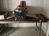 une machine posée sur une table dans une pièce