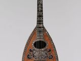 un gros plan d'une mandoline suspendue à une corde