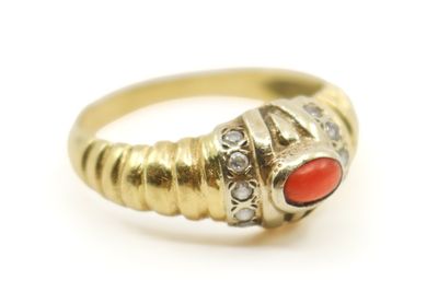 une photo en gros plan d'une bague sertie d'une pierre rouge