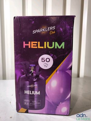 gros plan d'une boîte de parfum sur une table