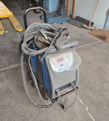 une machine posée sur le sol dans le garage