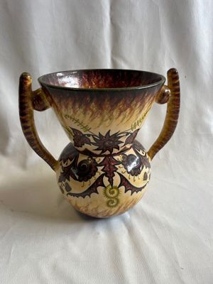 un vase posé sur un tissu blanc