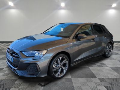 une Audi Q4 Sport Wagon grise de 2020 garée sur un sol à damier