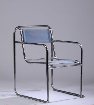 une image représentant une chaise avec une assise bleue posée sur une surface blanche