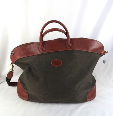 un sac marron et un autre marron posés sur une surface blanche