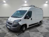 la camionnette blanche est garée sur un sol carrelé en damier