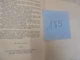 une feuille de papier posée sur un livre ouvert