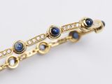une photo d'un bracelet en or serti de saphirs et de diamants