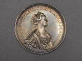 une vieille pièce d'argent sur laquelle figure le portrait d'une femme