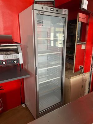 une photo d'une cuisine avec un réfrigérateur et un barbecue