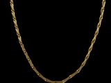 un collier en or avec une chaîne torsadée sur fond noir
