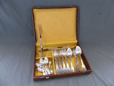 une boîte contenant de l'argenterie sur une table