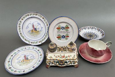 cinq assiettes et une tasse posées sur une table, avec une soucoupe