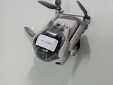 une petite maquette d'hélicoptère posée sur une table