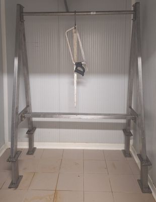 une photo d'une salle de bains avec un porte-serviettes et des toilettes