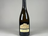une bouteille de vin posée sur une table