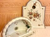 un lavabo blanc posé sur une table, à côté d'un miroir
