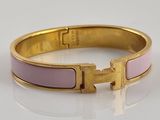 bracelet en or et émail rose en forme de lettre « h »