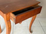une petite table en bois surmontée d'un tiroir