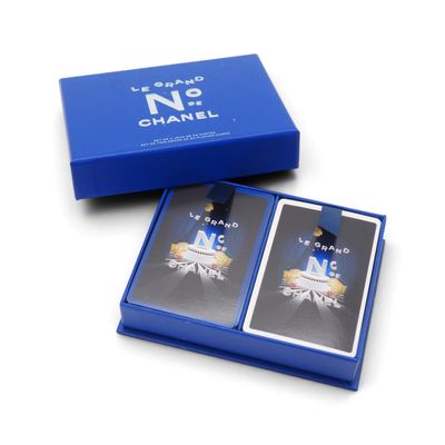 jeu de cartes Chanel dans une boîte bleue avec un étui bleu