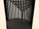 une photo d'une chaise noire avec un panier accroché au dossier