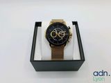 La montre se trouve dans sa boîte, posée sur la table, prête à être utilisée.