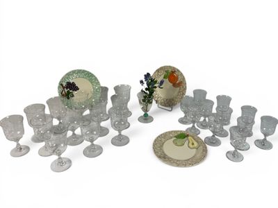beaucoup de verres posés sur une table