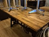 une table sur laquelle sont posées plusieurs chaises