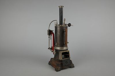 une vieille maquette de machine à vapeur posée sur un socle en bois