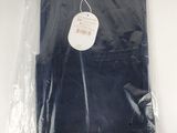 un pantalon noir dans un sac en plastique avec une étiquette de prix