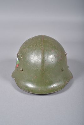 Le casque est vert, avec des rayures rouges, blanches et vertes.