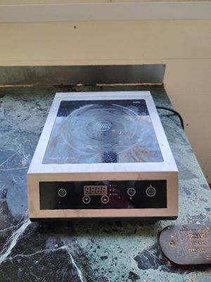 une plaque de cuisson surmontée d'un couvercle en verre