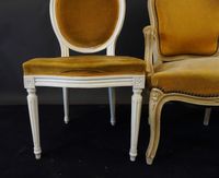 Paire de chaises en bois peint blanc mouluré à dossier médai… (photo 2)
