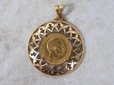 gros plan d'une pièce d'or sur une surface blanche