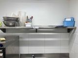 une cuisine avec un évier et une cuisinière